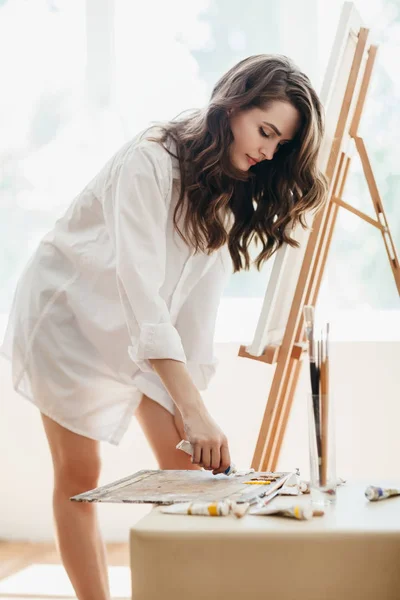 Artista Femminile Miscelazione Con Pittura Olio Colore Pennello Sulla Tavolozza — Foto Stock