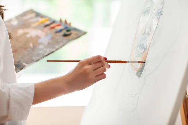 Hand Des Künstlers Mit Pinsel Gemälde Bild Auf Leinwand Kunstatelier — Stockfoto