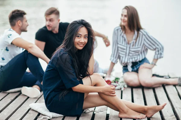 Unga Vänner Vilar Trä Piren Vid Floden — Stockfoto