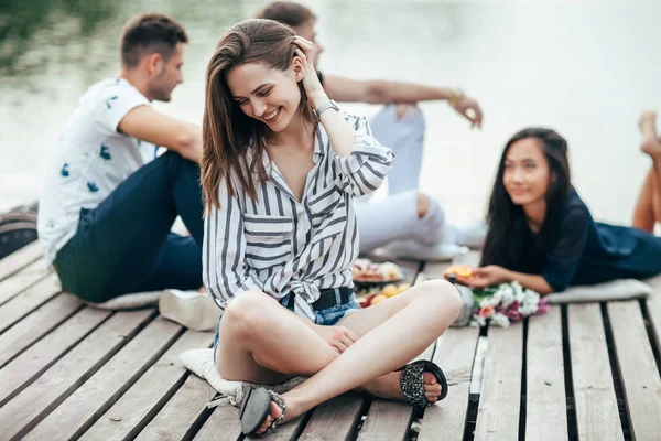 Unga Vänner Vilar Trä Piren Vid Floden — Stockfoto