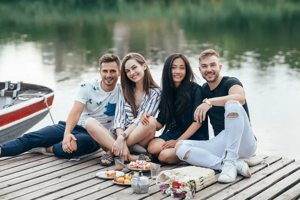 Gruppo Giovani Amici Che Rilassano Sul Molo Legno Del Fiume — Foto Stock