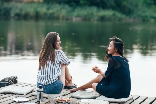 Duas Amigas Falar Cais Relaxar Lago Conceito Férias Amizade — Fotografia de Stock