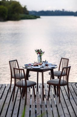 Tablo partisi yemek nehir iskele üzerinde görev yaptı. Yemek, yemek, ziyafet, tatil kavramı