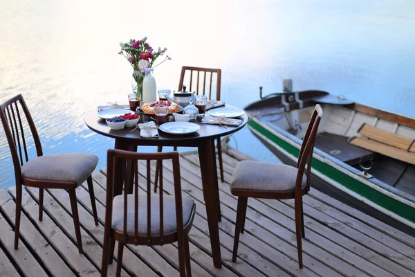 Mesa Servida Para Cena Fiesta Muelle Del Río Comida Comida — Foto de Stock