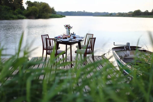 Mesa Servida Para Cena Fiesta Muelle Del Río Comida Comida — Foto de Stock