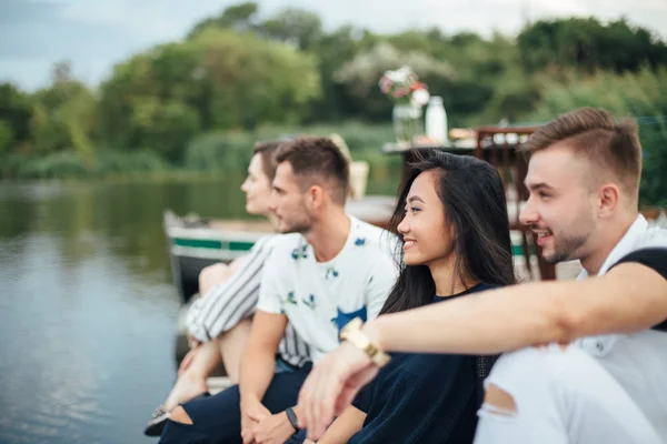 Sekelompok Teman Teman Muda Yang Bahagia Bersantai Dermaga Sungai Duduk — Stok Foto