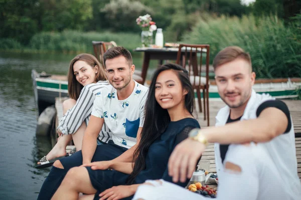 Group Happy Young Friends Relaxing River Pier Sitting Row — Stock Photo, Image