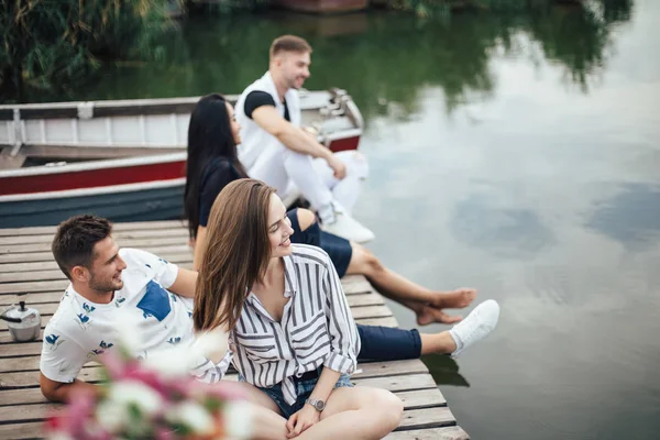 Grupo Jóvenes Amigos Felices Relajándose Muelle Del Río —  Fotos de Stock