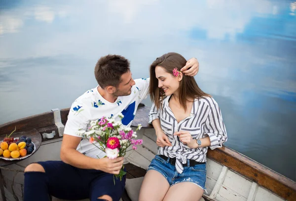 Preciosa Pareja Relajándose Barco Agua Con Frutas Dulces Concepto Citas —  Fotos de Stock