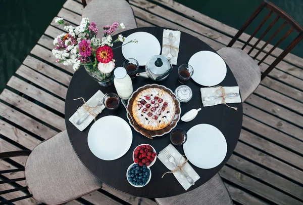 Cena Romántica Playa Atardecer Tarta Casera Bayas Mesa Con Comida — Foto de Stock