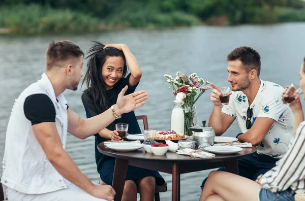 Jóvenes Amigos Divirtiéndose Durante Cena Picnic Río —  Fotos de Stock