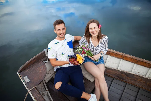 Appuntamento Romantico Gli Amanti Barca Sul Lago Coppia Felice Con — Foto Stock