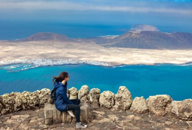 Gezgin kadının Adası üzerinde bakış açısı, deniz manzarası. Seyahat kavramı. Kanarya Adaları'nda kış