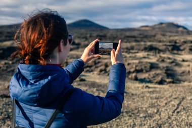 Genç gezgin kadın alarak fotoğraf Lanzarote, Kanarya Adası doğal volkanik manzara.