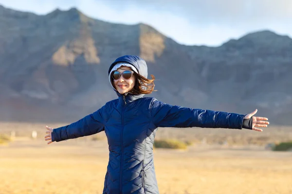 Feliz Joven Mujer Disfrutando Viaje Fondo Las Montañas Concepto Vacaciones —  Fotos de Stock