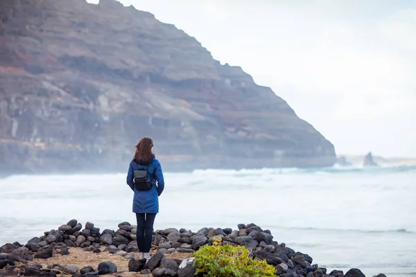 Młody Podróżnik Kobieta Korzystających Ocean Czarnej Plaży Wulkanicznej Lanzarote Wyspy — Zdjęcie stockowe