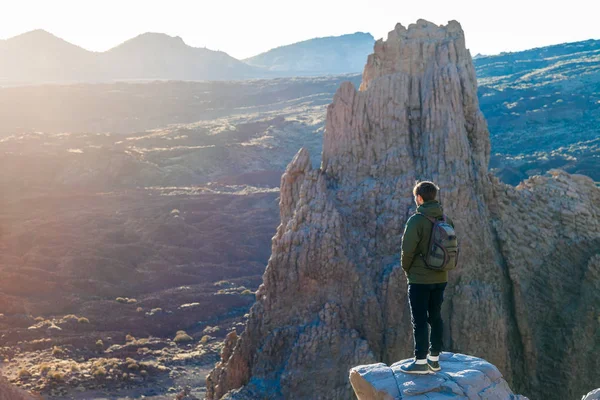 Junger Reisender Mann Der Felsen Der Berge Steht Und Den — Stockfoto