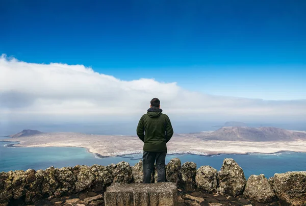 在岛上欣赏海景的旅行者的背部景色 旅行概念 加那利群岛的冬季 — 图库照片