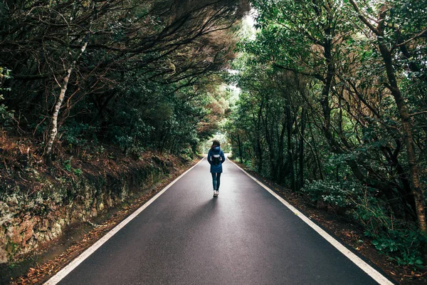 Junge Reisende Frau Fuß Durch Straße Und Wald Hintergrund Reisekonzept — Stockfoto