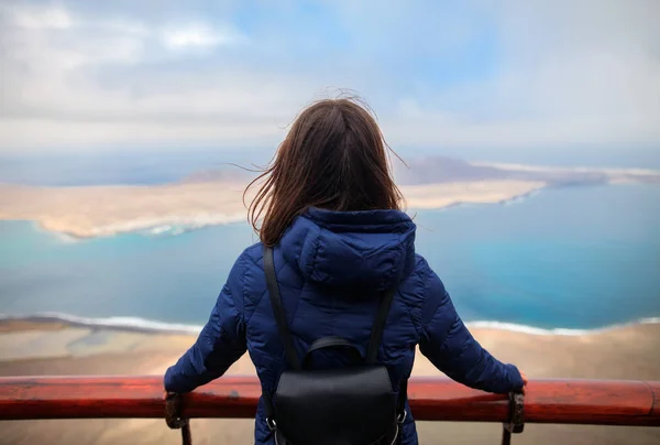 Rückansicht Einer Reisenden Die Das Meer Der Insel Graciosa Aussichtspunkt — Stockfoto