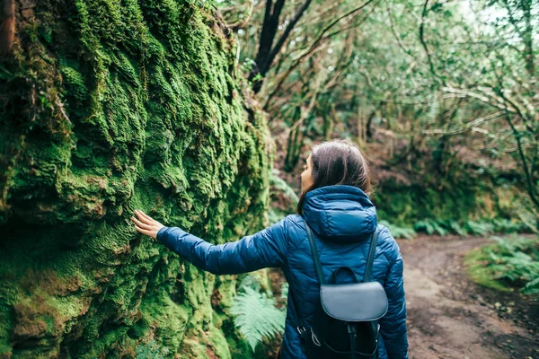 Fiatal Élvezi Természet Laurel Erdőben Utazási Koncepció Anaga Country Park — Stock Fotó