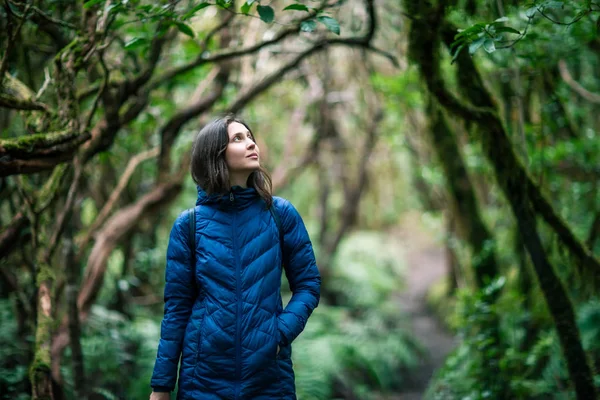 Молодая Женщина Наслаждается Природой Лавровом Лесу Концепция Путешествия Загородный Парк — стоковое фото