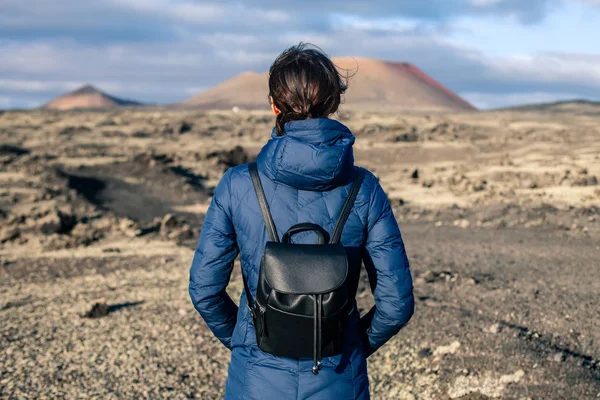 Rückansicht Einer Reisenden Die Vor Dem Hintergrund Einzigartiger Vulkanischer Landschaften — Stockfoto