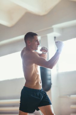 Yüzüğü eğitim genç savaşçı. Boks konsepti