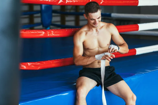 Gutaussehender Boxer Der Hand Hinter Ring Bandagiert Kämpfer Bereitet Sich — Stockfoto