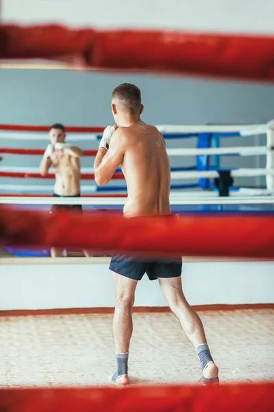 ジムでシャドー ボクシングをしている男性のボクサーの背面します スポーツ コンセプト — ストック写真