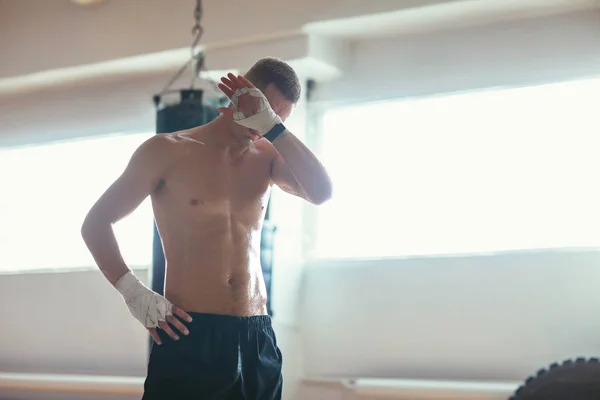 Hombre Atleta Limpiando Sudor Después Del Entrenamiento Duro Concepto Deportivo — Foto de Stock