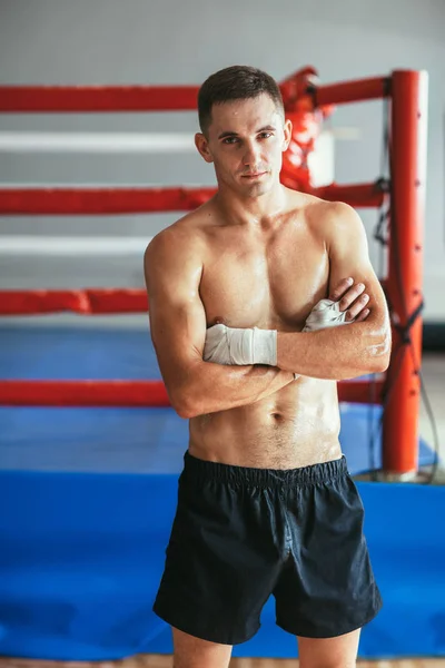 Retrato Boxeador Bonito Muscular Fundo Anel Homem Com Braços Cruzados — Fotografia de Stock