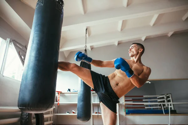 Erkek Boxer Egzersiz Yüksek Tekme Üzerinde Kum Torbası Içinde Jimnastik — Stok fotoğraf