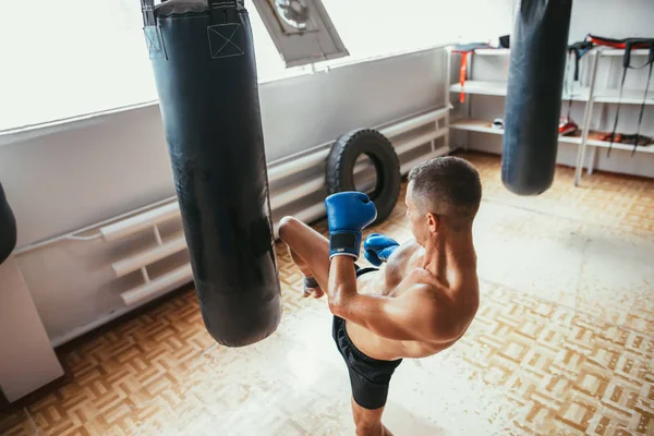 Vista Superior Del Boxeador Masculino Golpeando Saco Boxeo Estudio Boxeo — Foto de Stock