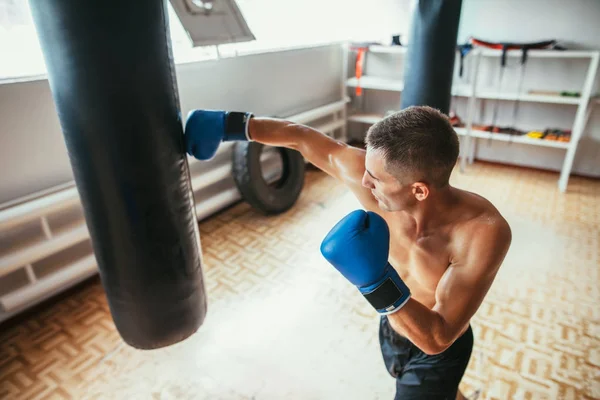 Vista Superior Del Boxeador Masculino Golpeando Saco Boxeo Estudio Boxeo — Foto de Stock