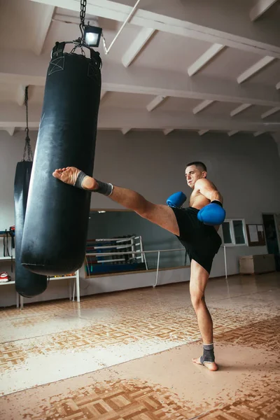 Homem Boxeador Batendo Saco Perfuração Ginásio Boxe Treino — Fotografia de Stock