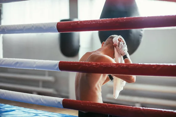 Боксер Протирая Пот Полотенцем После Тяжелой Борьбы Сидя Боксерском Ринге — стоковое фото
