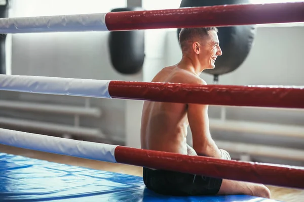 Athletischer Mann Der Sich Auf Dem Ring Ausruht Und Lacht — Stockfoto