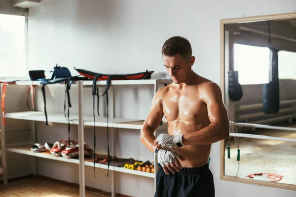Boxeador Hombre Envolviendo Las Manos Con Envolturas Boxeo —  Fotos de Stock