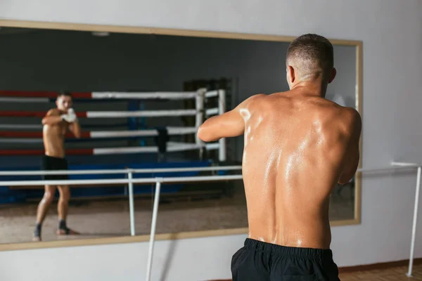 Vista Trasera Del Boxeador Masculino Haciendo Boxeo Sombras Gimnasio Concepto — Foto de Stock