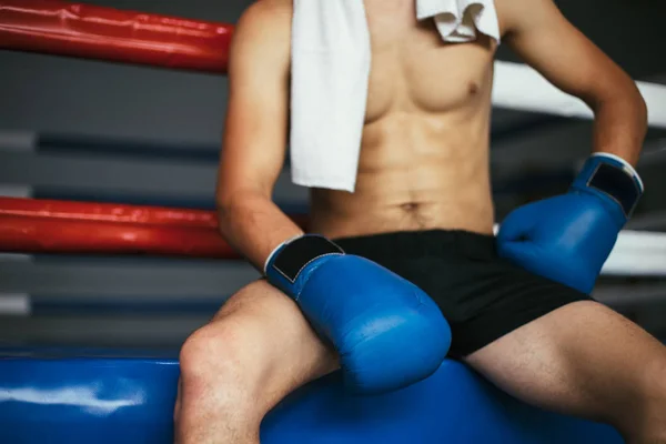 Boxer Masculino Luvas Boxe Fundo Anel Estilo Vida Saudável — Fotografia de Stock