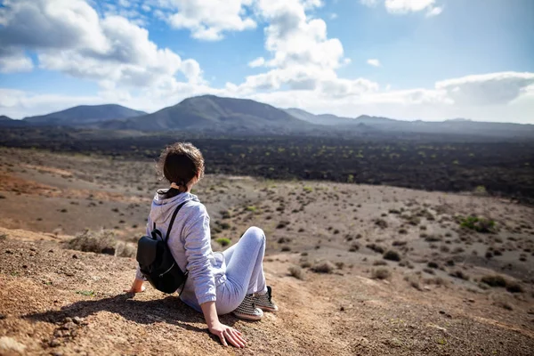 Odpočiňte Horách Krajině Lanzarote Unikátní Národní Park Timanfaya Cestovatelů Žena — Stock fotografie