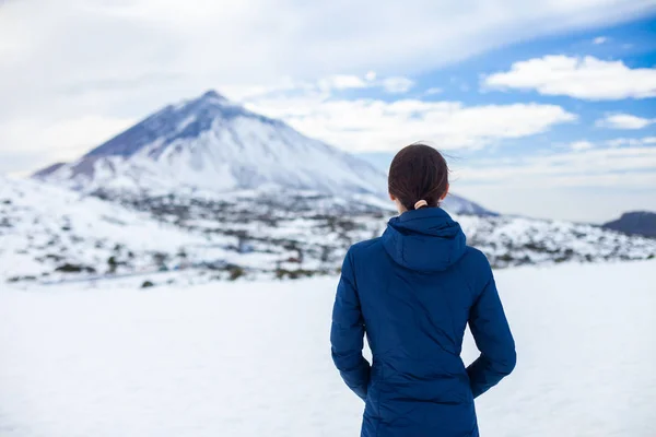 Rückansicht Der Reisenden Frau Genießen Schneeberge Mit Vulkan Teide Hintergrund — Stockfoto