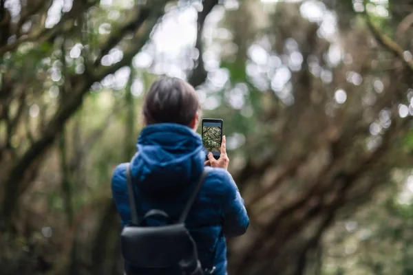 Mujer Viajera Joven Tomando Una Foto Del Paisaje Forestal Anaga — Foto de Stock
