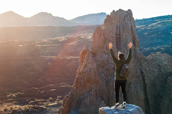 Człowiek Szczęśliwy Dla Podróżujących Ręce Góry Podziwiając Zachód Słońca Gór — Zdjęcie stockowe