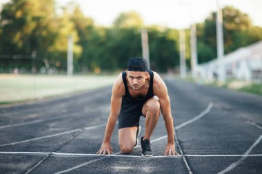 Runner üstünde başlamak. Sprinter stadyumda parçanın çizgisinde