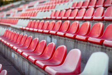 Satır bir spor Stadyumu boş sandalye. Kırmızı ve beyaz plastik sandalyeler hayranları için bekliyor