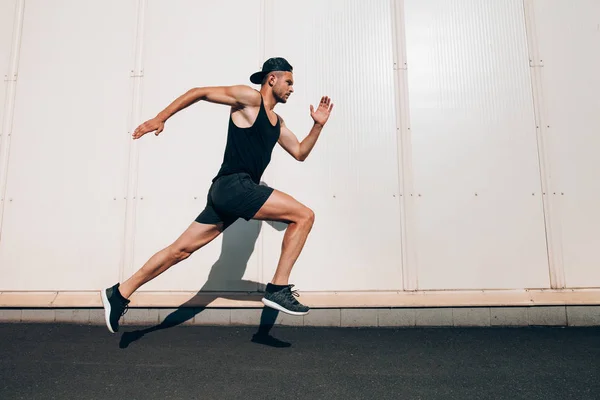 Junger Mann Läuft Wand Mit Kopierraum Entlang Sport Fitness Joggen — Stockfoto