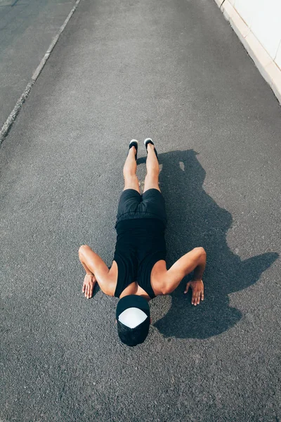Молодой Спортсмен Отжимается Улице Вид Сверху Мышечные Упражнения — стоковое фото