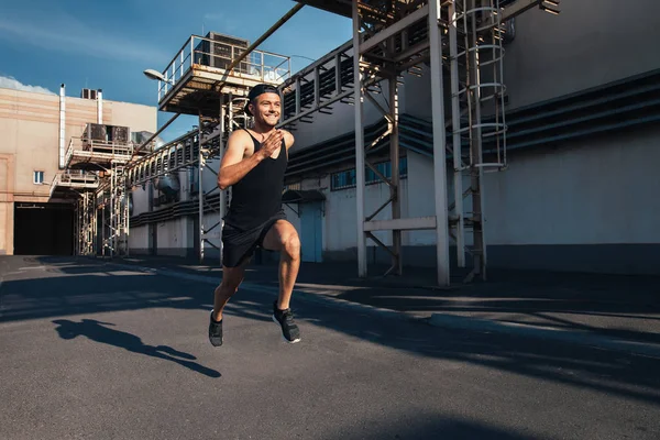 Lächelnder Mann Hintergrund Der Industriestadt Sport Leichtathletik Fitness Jogging — Stockfoto